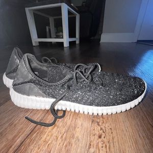 Cute black tennis shoes